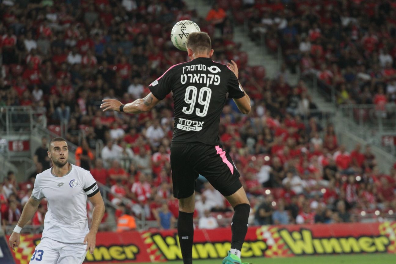 תומאש פקהארט מוריד בראש. מוחמד גאדיר כבש את הראשון שלו (צילום: בן בודה)